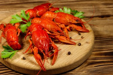 Ahşap masada kaynamış kerevit.