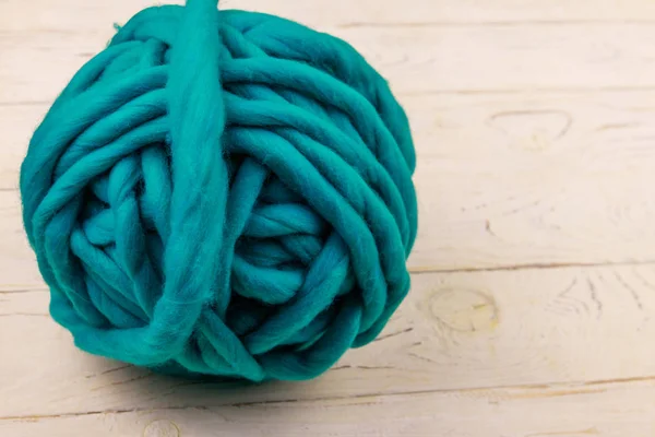 Merino wool yarn ball on white wooden background — Stock Photo, Image