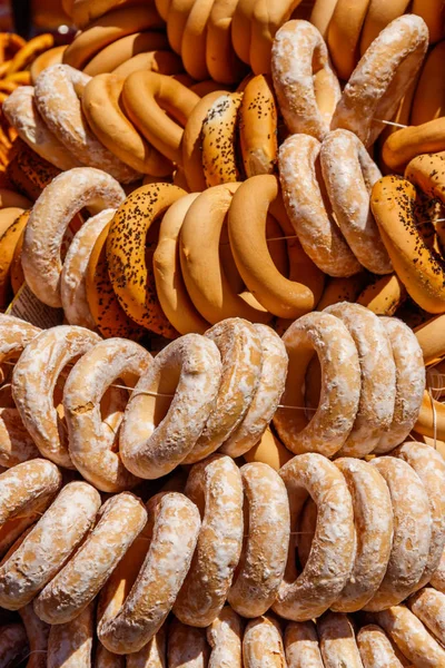 Verse heap bagels op tafel. Bundel van bagels worden verkocht op de beurs-verkoop — Stockfoto