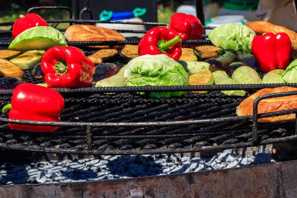 Verduras frescas cocinando en la parrilla —  Fotos de Stock