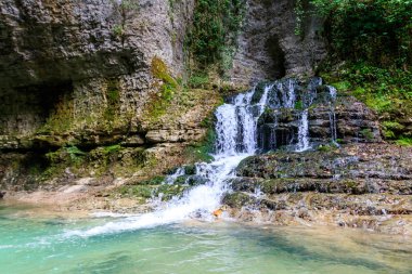 Gürcistan 'da Martvili Kanyonu 'nda şelale