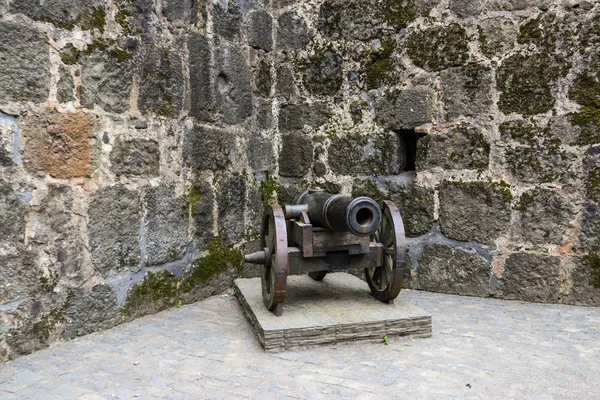 Cañón medieval en antigua fortaleza Gonio, Georgia — Foto de Stock