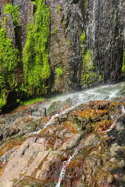 Bella cascata nelle montagne del Caucaso in Adjara, Georgia — Foto Stock