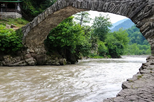 Ponte de arco da rainha Tamara através do rio Adzhariszkhali em Adjara, Geórgia — Fotografia de Stock