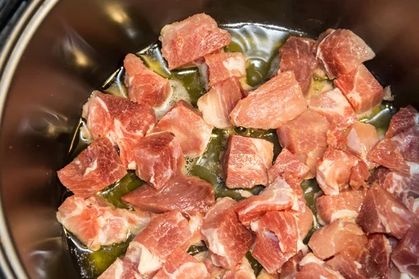 Carne de cerdo picada cocinada en olla de cocción lenta —  Fotos de Stock