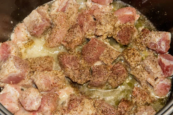 Carne de cerdo picada cocinada en olla de cocción lenta —  Fotos de Stock