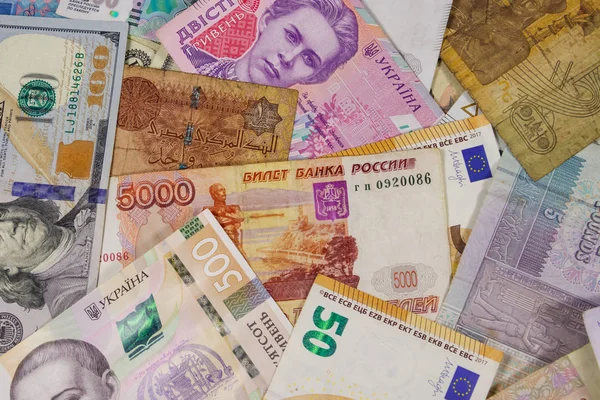 Multicurrency bakgrund euro oss dollar, ryska rubel, egyptiska pounds och ukrainska hryvnias — Stockfoto