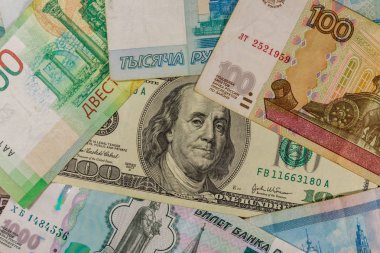 Rus Rublesi banknotlarının arka planında 100 dolarlık banknot