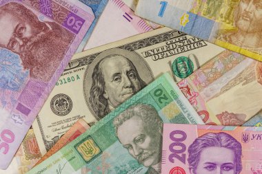 Ukrayna Hryvnia banknotlarının arka planında 100 dolarlık banknot