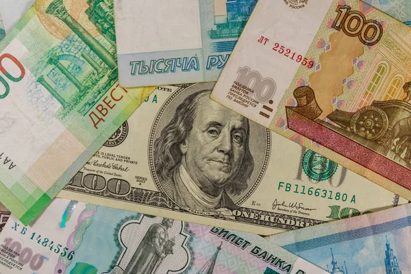 Uma nota de cem dólares em um contexto de notas de rublos russas — Fotografia de Stock