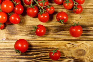 Tahta bir masada taze kiraz domatesleri. Üst görünüm