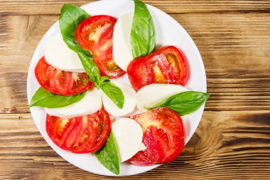Domatesli İtalyan caprese salatası, mozzarella peyniri ve fesleğen.