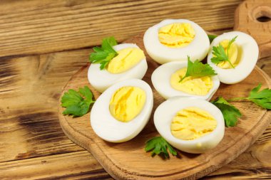 Tahta bir masada maydanozlu haşlanmış yumurta.