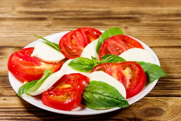 Salade de caprese italienne aux tomates, fromage mozzarella et basilic — Photo