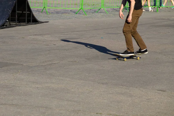 Skateboarder legs riding skateboard at skatepark — Stock Photo, Image