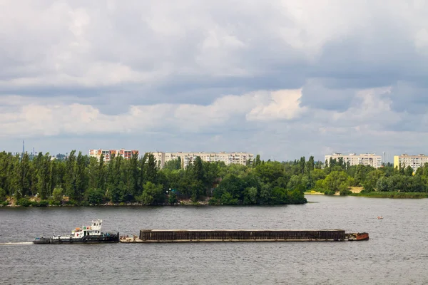 Barcaza flotando en el río Dnieper —  Fotos de Stock