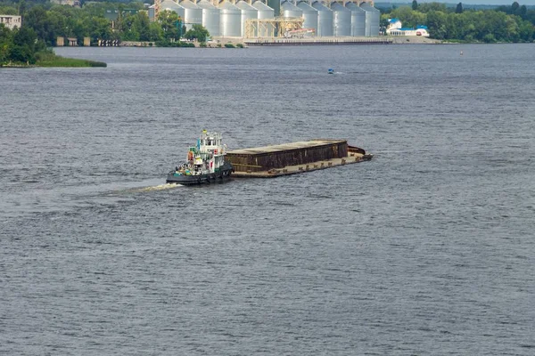 Barge lebegő, a Dnyeper-folyó — Stock Fotó