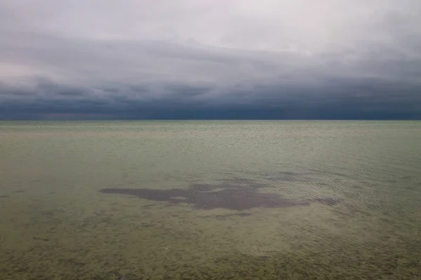 Dramatischer dunkler Himmel über dem Azower Meer — Stockfoto