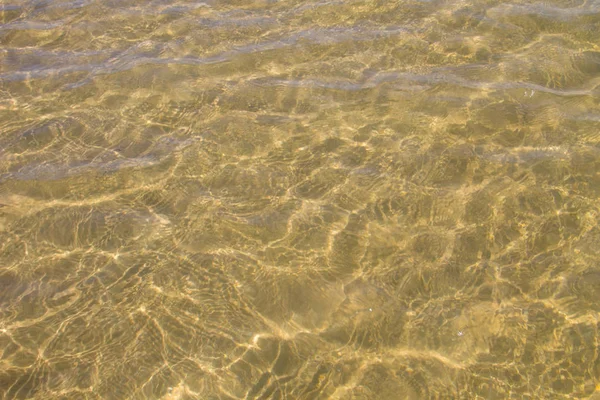 Textura de ondulação de água do mar com fundo de areia para fundo — Fotografia de Stock