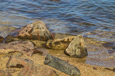 Kayaların üzerinden süzülen deniz dalgaları