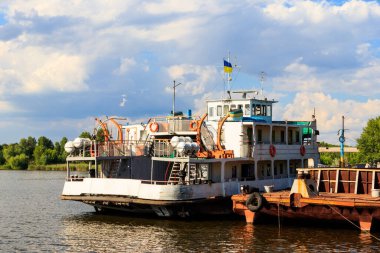 Dinyeper, Ukrayna nehrinde wharf adlı feribot