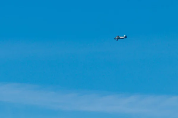 青い空を飛ぶ複葉機 — ストック写真