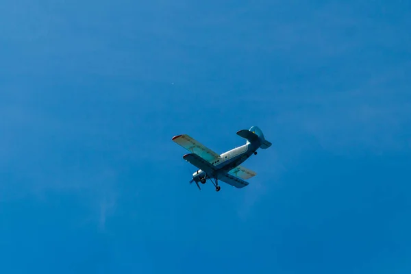 Biplano Volando Cielo Azul —  Fotos de Stock