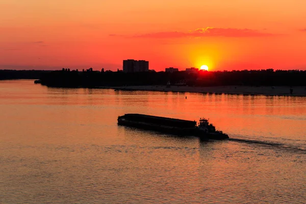 Tugboat Duwt Een Zware Lange Boot Rivier Dnjepr Bij Zonsondergang — Stockfoto
