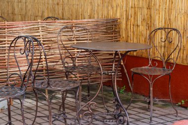 Yaz mevsiminde rahat bir kafede sandalyeler ve masalar