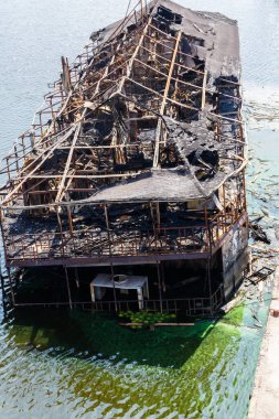 Yanan gemi suda.