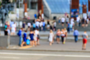 Şehir sokaklarında yürüyen insanların bulanık odaklı soyut arka planı. Tanımlanamayan yüzler