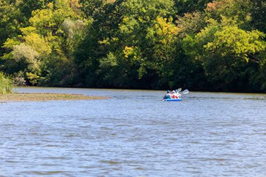 Yazın güzel nehirde kano yaparken