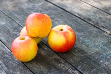 Köy ahşap masada taze olgun elmalar.