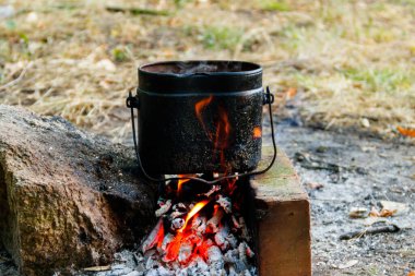 Kamp ateşinde yemek pişirmek