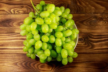 Tahta bir tabakta taze beyaz üzüm.