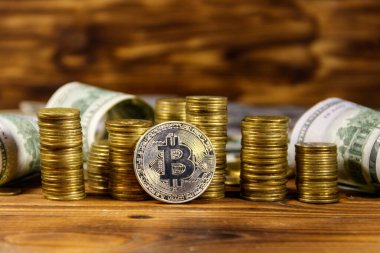 Gümüş bitcoin ve ahşap arka planda dolar