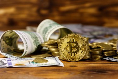 Altın bitcoin ve ahşap arka planda dolar