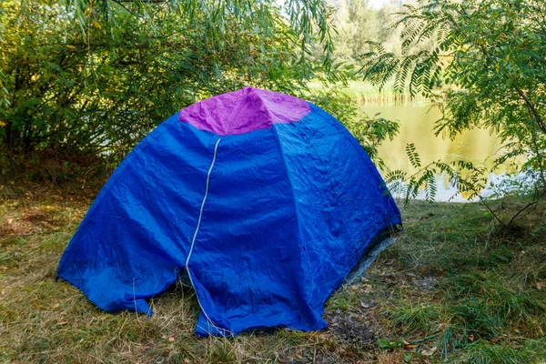 Tenda Campeggio Blu Nella Foresta Vicino Fiume — Foto Stock