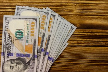 Tahta masadaki 100 dolarlık banknotlar.
