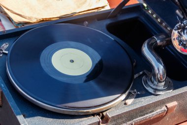 Vinil plaklı gramofon yakın plan.
