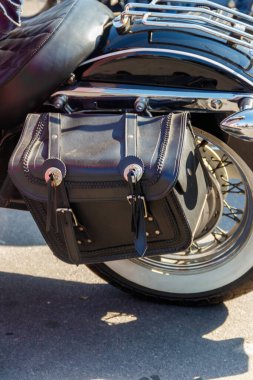 Motorsiklet kapağında deri bir motosiklet çantası. Motosikletli konsept seyahat