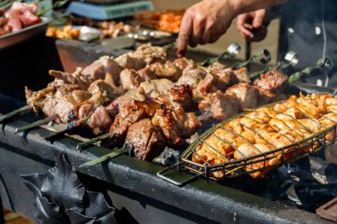 Metal şişte pişen ızgara kebap. Barbeküde kızartılmış et. Geleneksel doğu yemeği, şiş kebap. Kömür ve alevler üzerine ızgara, piknik, sokak yemekleri