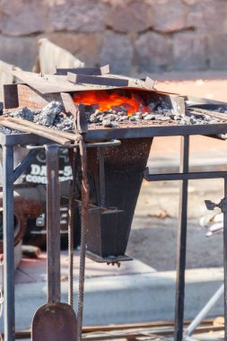 Demir ocağında sıcak kömür.