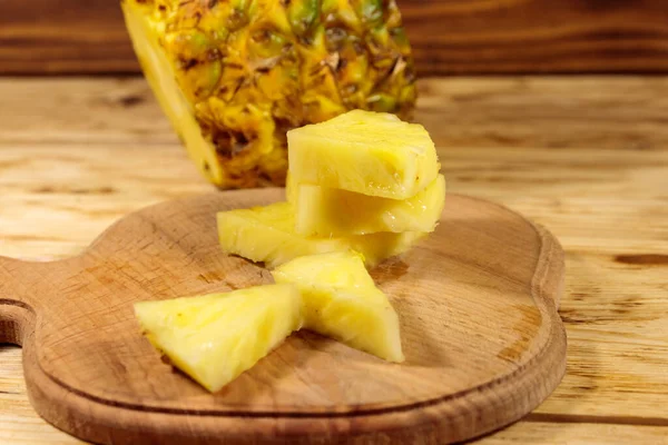 Pieces Pineapple Cutting Board Wooden Table — Stock Photo, Image
