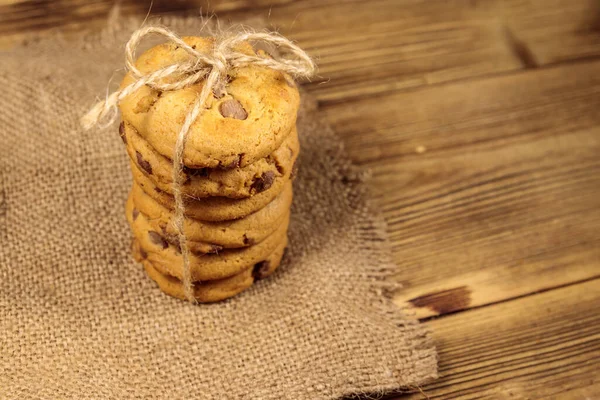 木製テーブルの上のチョコレートチップクッキー — ストック写真