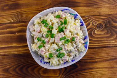 Geleneksel Rus şenlik salatası Olivier tahta masada. Üst görünüm