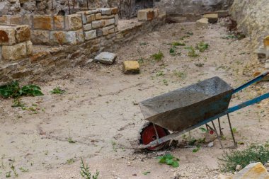 İnşaat alanında el arabası veya tramvay. İnşaat sektörü konsepti