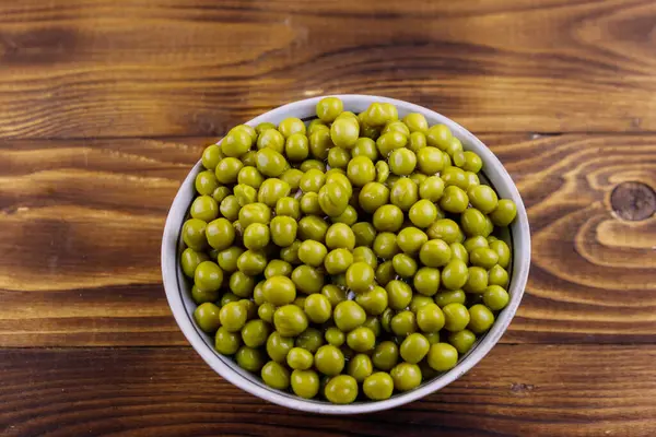 Cuenco Con Guisantes Verdes Enlatados Mesa Madera Vista Superior — Foto de Stock