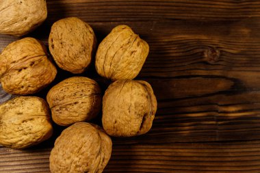 Tahta masanın üzerine ceviz. Üst görünüm, kopyalama alanı