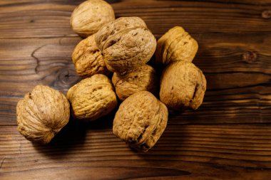 Tahta masada cevizler.